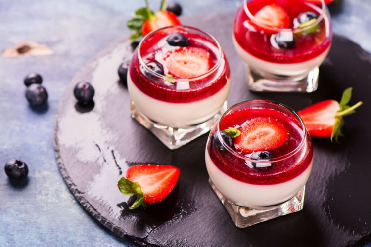 Pudim de coco com frutas vermelhas (Imagem: Ekaterina Markelova | Shutterstock)