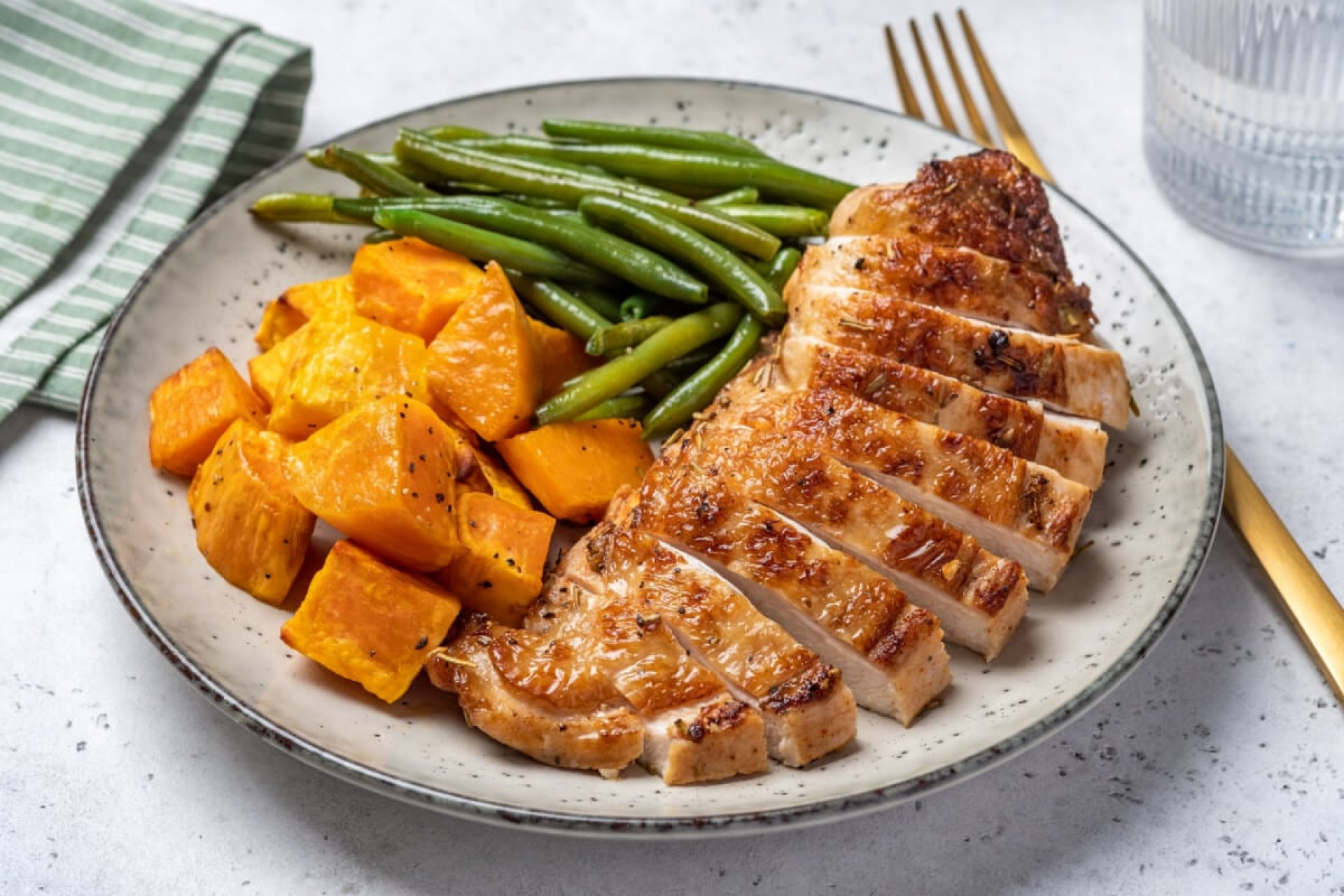 Frango assado com batata-doce laranja (Imagem: Elena Shashkina | Shutterstock) (Foto: EdiCase)