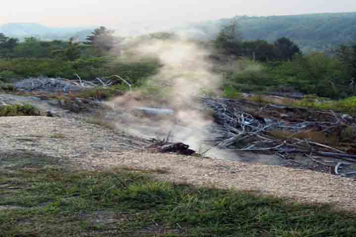 A cidade de Centralia, na Pensilvânia, Estados Unidos, é consumida por um incêndio que dura mais de seis décadas e a deixou inóspita. 
