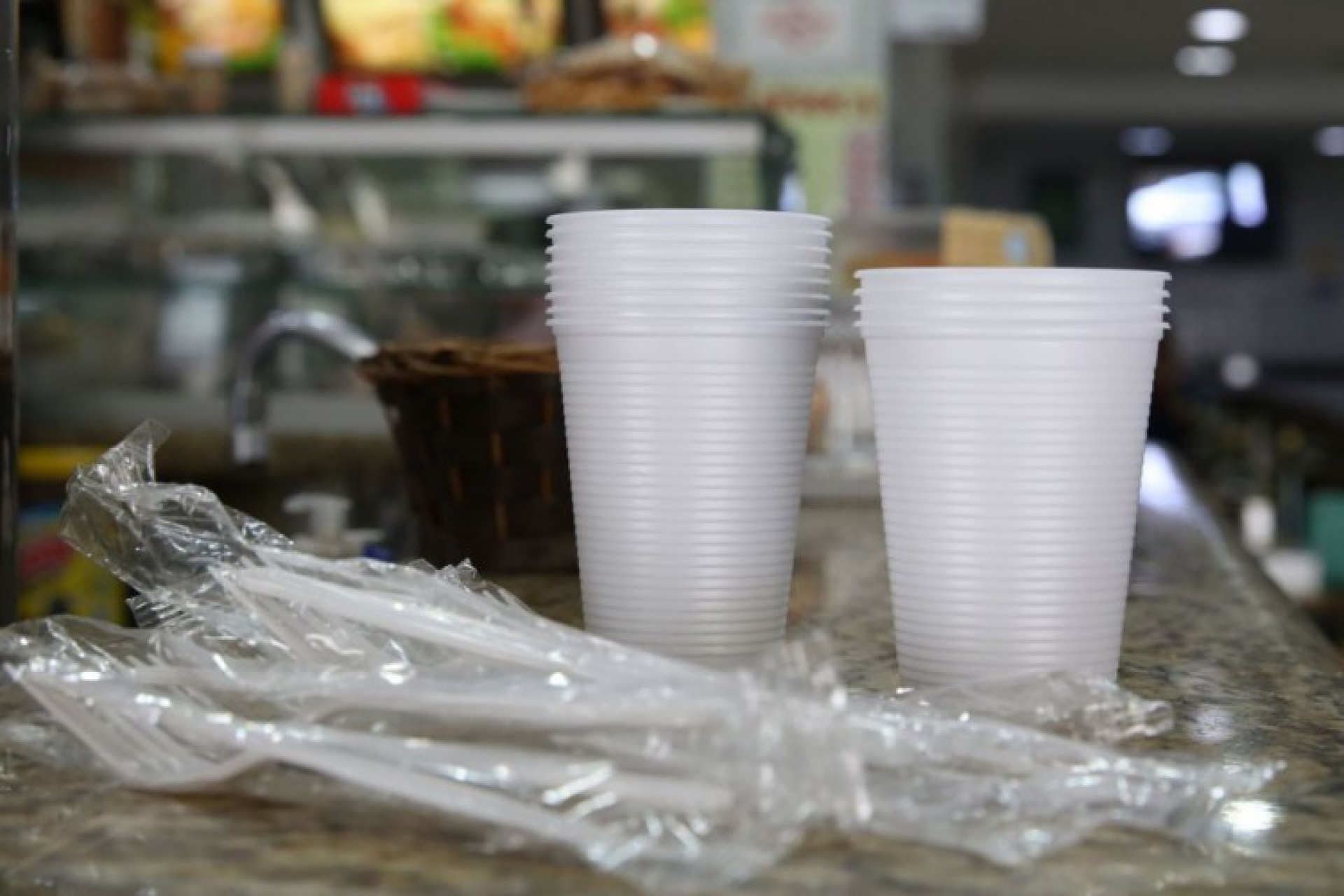 BPA está presente em copos plásticos (Foto: Rovena Rosa/Agência Brasil)