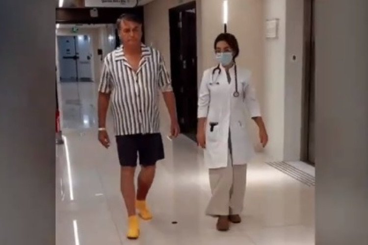 Bolsonaro postou vídeo caminhando em hospital