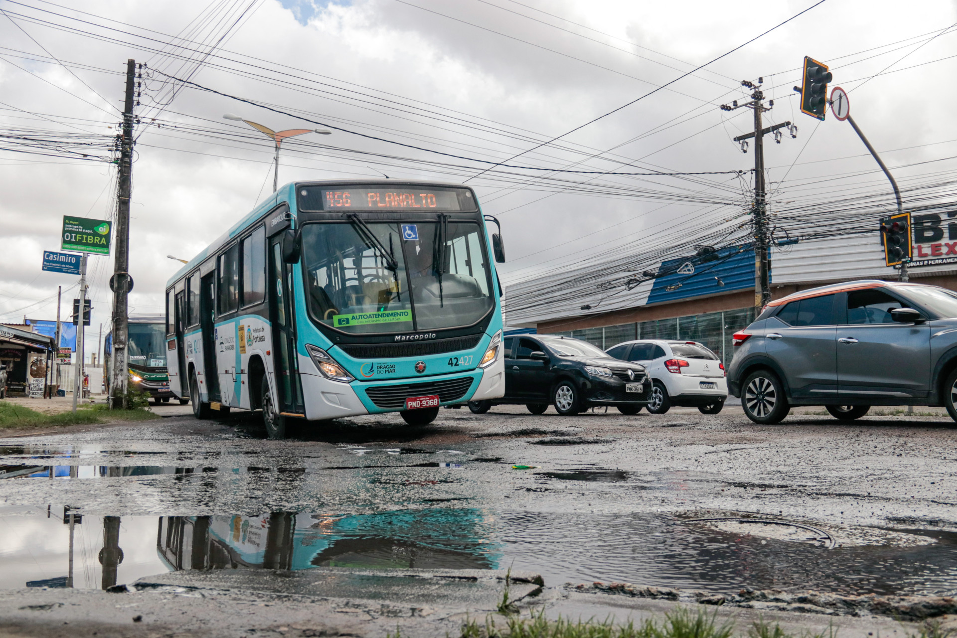 Buracos surgem com maior frequência durante a quadra chuvosa e afetam trânsito nas vias (Foto: Yuri Allen/Especial para O Povo)