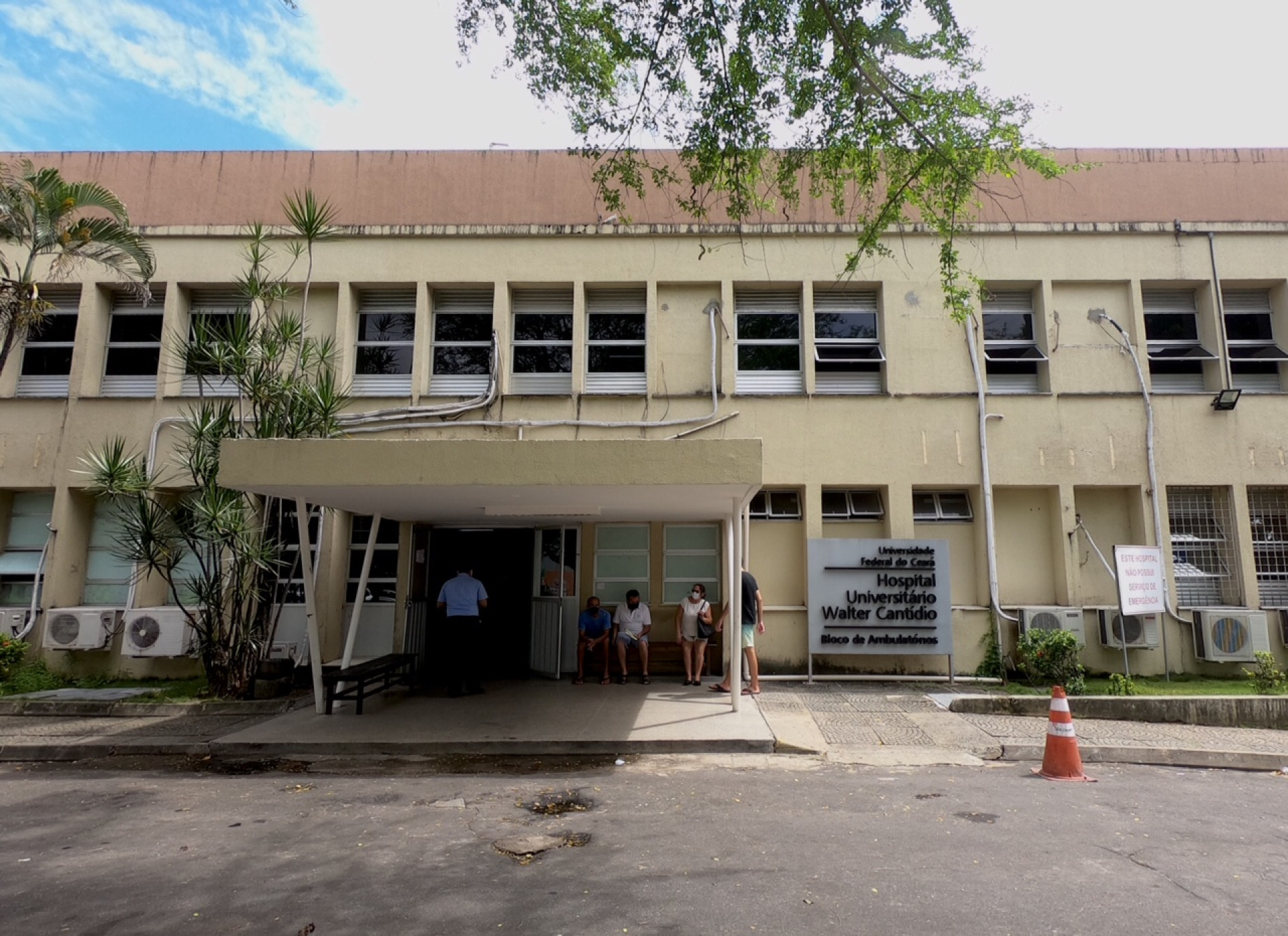 Servidores da Ebserh, responsáveis pela administração do Hospital Universitário Walter Cantídio e da Maternidade Escola Assis Chateaubriand da UFC deflagraram greve nessa segunda, 6(Foto: FÁBIO LIMA)