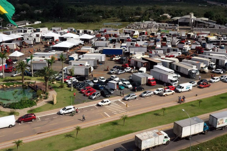 Após alagamento, Ceasa improvisa feira em estacionamento em Gravataí