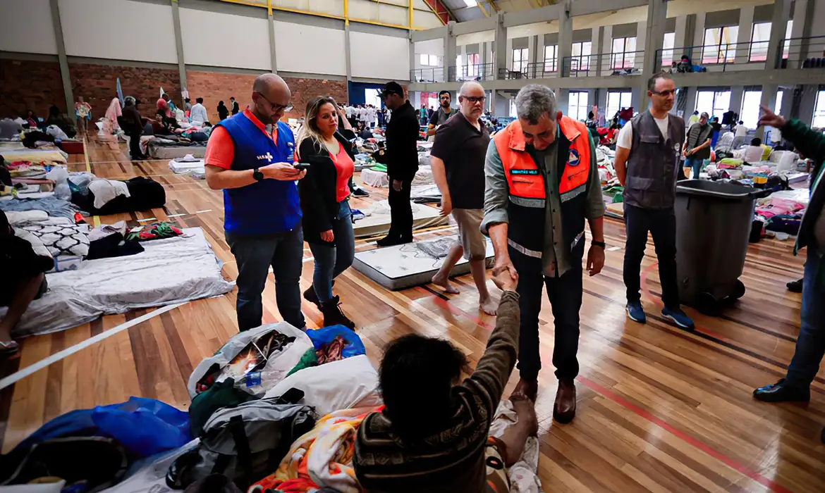 Quase 70 mil pessoas estão em abrigos gaúchos devido às fortes chuvas