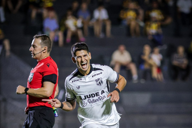 Facundo Barceló comemora gol marcado pelo Ceará contra Novorizontino