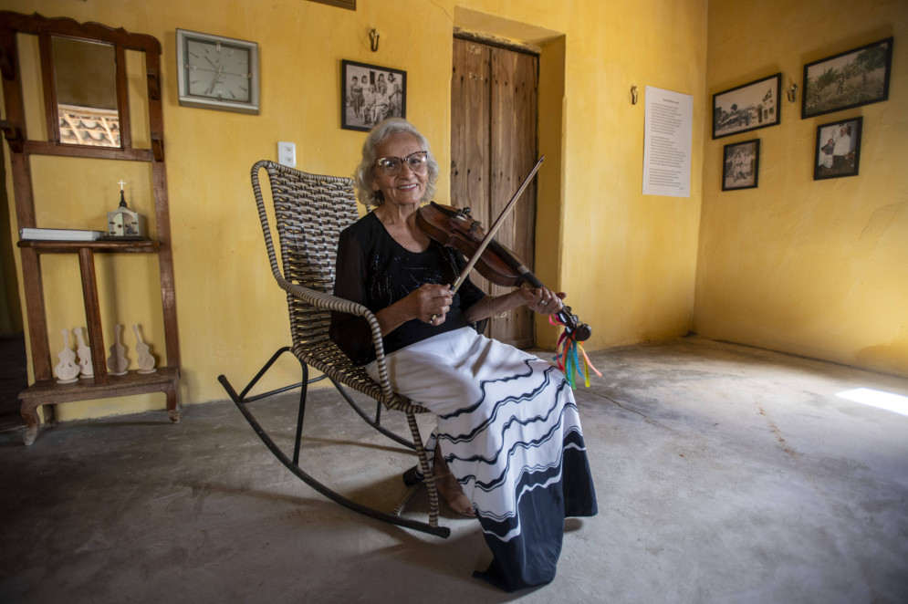 Dentre os 184 rabequeiros de tradição mapeados no Estado do Ceará, Ana é a única mulher(Foto: Acervo Sesc Ceará)