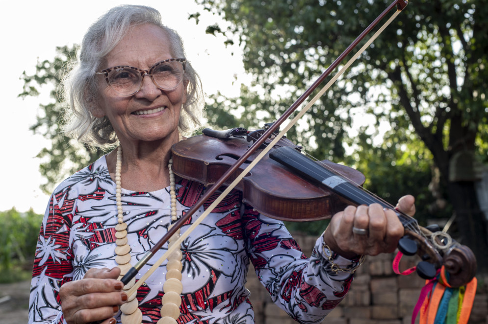 Mestra Ana, 83, a única mulher rabequeira de tradição do Ceará(Foto: Acervo Sesc Ceará)