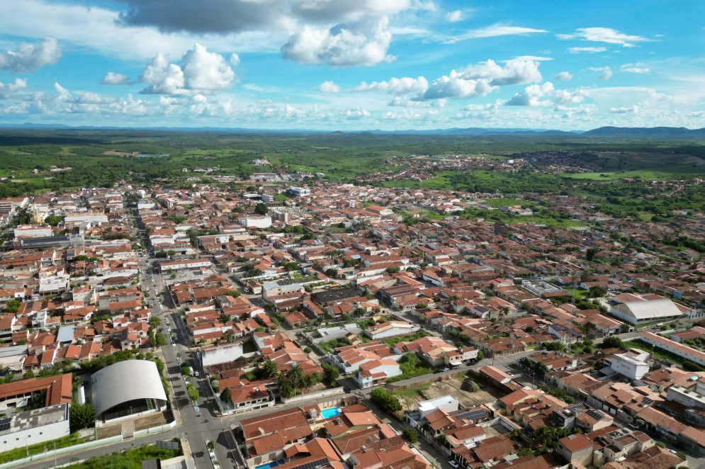 Vista aérea do município de Acopiara, onde se desenvolve o projeto Blockchain Sports para jovens de todo o Brasil (Foto: AURÉLIO ALVES)