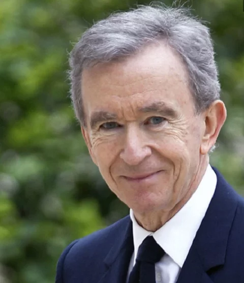 O mais novo levantamento da revista Forbes sobre os homens mais ricos do mundo aponta o francês Bernard Arnault no topo da lista, com 233 bilhões de dólares. Ele é dono de um império de grifes de alto luxo que inclui as marcas Louis Vuitton, Dior, Tiffany