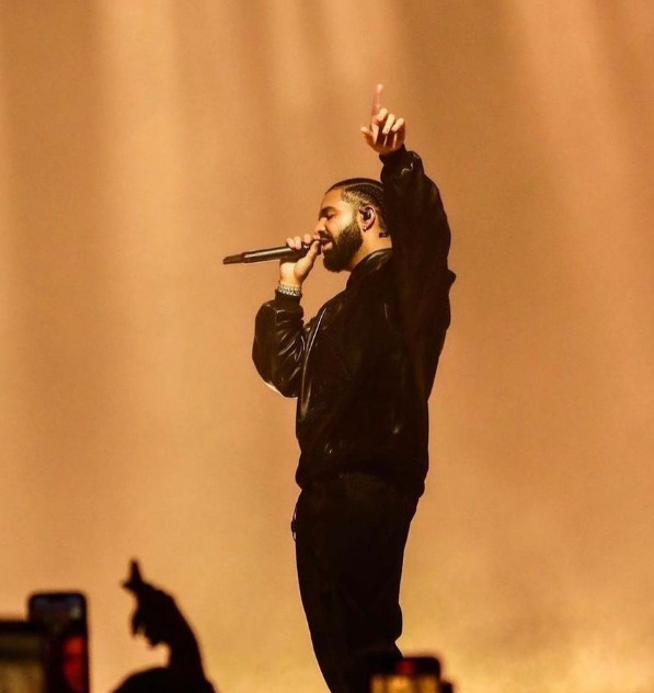 Quem curte o som do rapper Drake pode desistir de um dia vê-lo no Rock in Rio. O empresário Roberto Medina, dono do festival, disse que ele está banido do evento. 