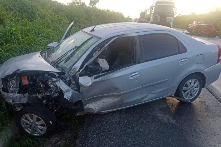 Colisão entre veículos ocorreu na BR-020, em Caucaia, na madrugada deste sábado, 11, e deixou dez vítimas