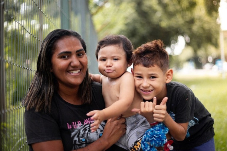 ￼ANTÔNIA e os filhos Enzo (6 anos) e Lorenzo (1 ano) estão entre os beneficiados no Ceará