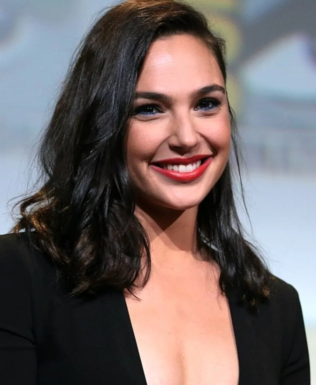 A atriz Gal Gadot, famosa por interpretar a Mulher Maravilha no Universo DC, tornou-se mãe pela quarta vez. O FLIPAR mostrou e republica para quem não viu. Aos 38 anos, ela divulgou nas redes sociais que deu à luz uma menina, no dia 6/3. 