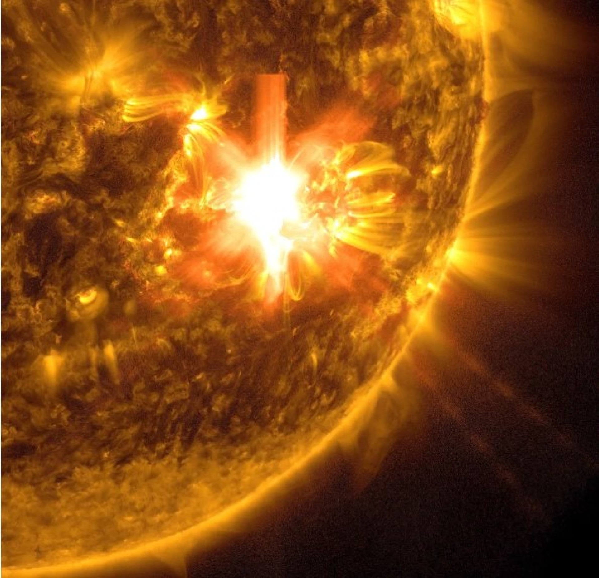 Primeira tempestade solar 'extrema' em 20 anos causa auroras polares