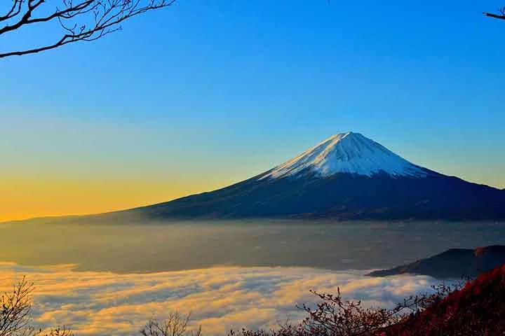 Autoridades japonesas anunciaram planos que podem surpreender fotógrafos e turistas que acompanham de perto o Monte Fuji, em Fujikawaguchiko. Isso porque, em resposta às queixas locais, o plano é a construção de uma barreira de 2,5 metros de altura e 20 m