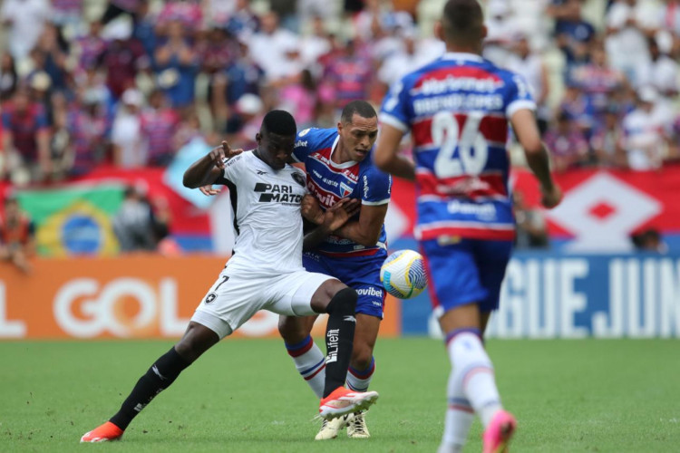 Luiz Henrique e Titi disputam lance no jogo Fortaleza x Botafogo, no Castelão, pela Série A 2024