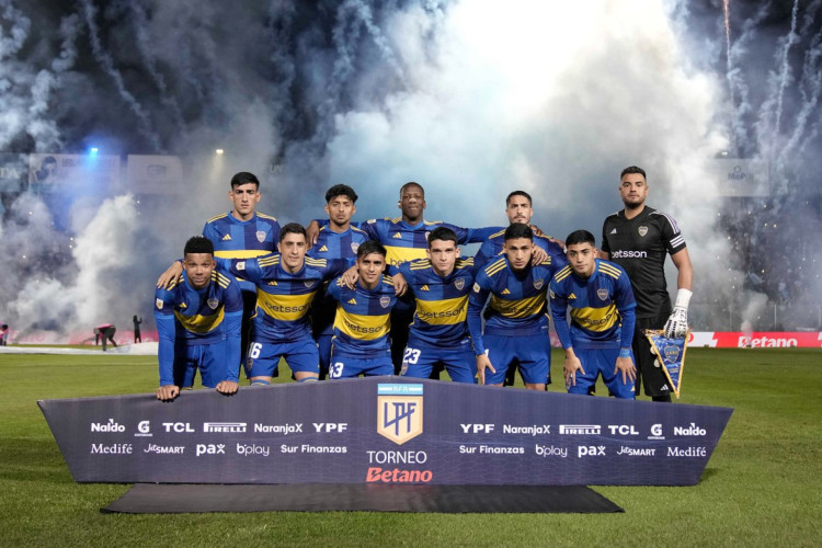 Equipe do Boca Juniors perfilada antes de duelar contra Atlético Tucumán pelo Campeonato Argentino