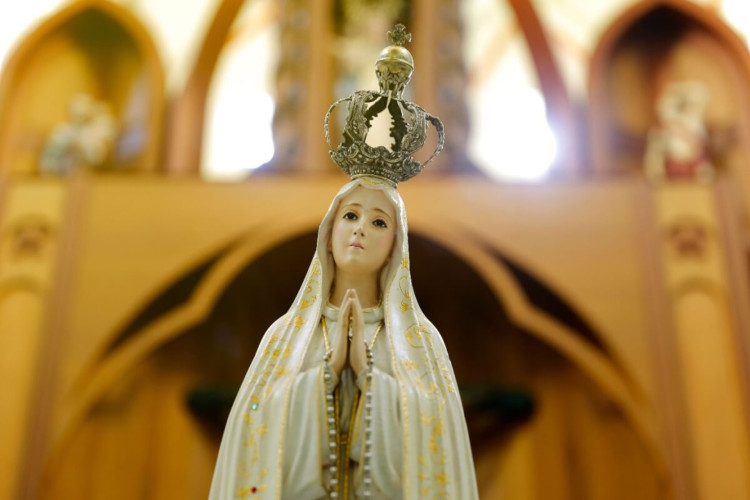 Data simboliza a importância da fé, da esperança e da intercessão divina em momentos de adversidade (Imagem: Sidney de Almeida | Shutterstock)