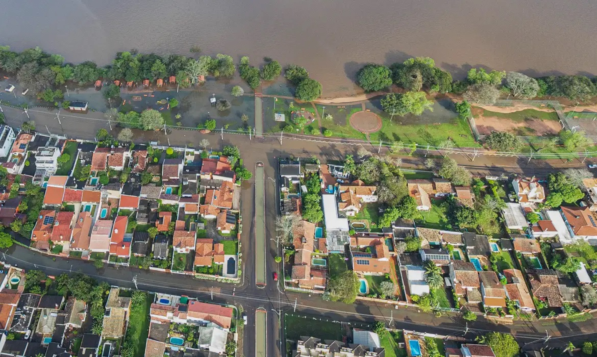 O nível do Guaíba, em Porto Alegre, ultrapassou 5 metros no início da tarde de ontem (Foto: Mauricio Tonetto / Secom Governo RS)