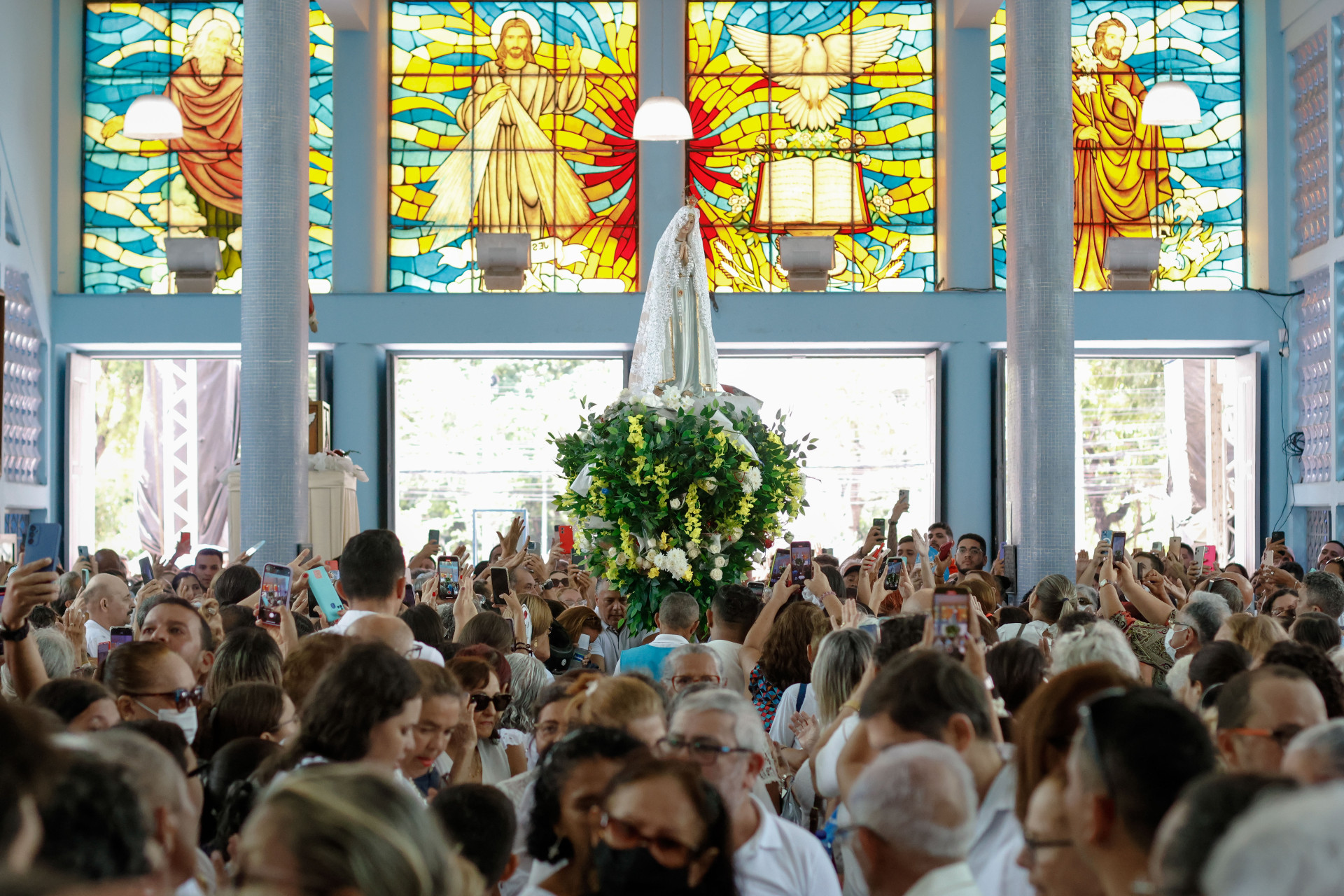 DURANTE o dia, Santuário de Fátima esteve lotado nas celebrações das missas
 (Foto: AURÉLIO ALVES)