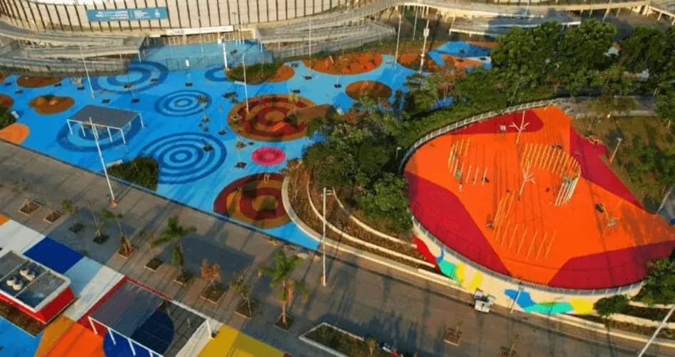 A Prefeitura do Rio inaugurou, em 12/5/2024, o Parque Rita Lee, na Barra da Tijuca. Numa área de 136 mil m², dentro do parque olímpico, o local tem pistas de skate, quadras poliesportivas, brinquedos e muro de escalada.  O município gastou R$ 36 milhões. 