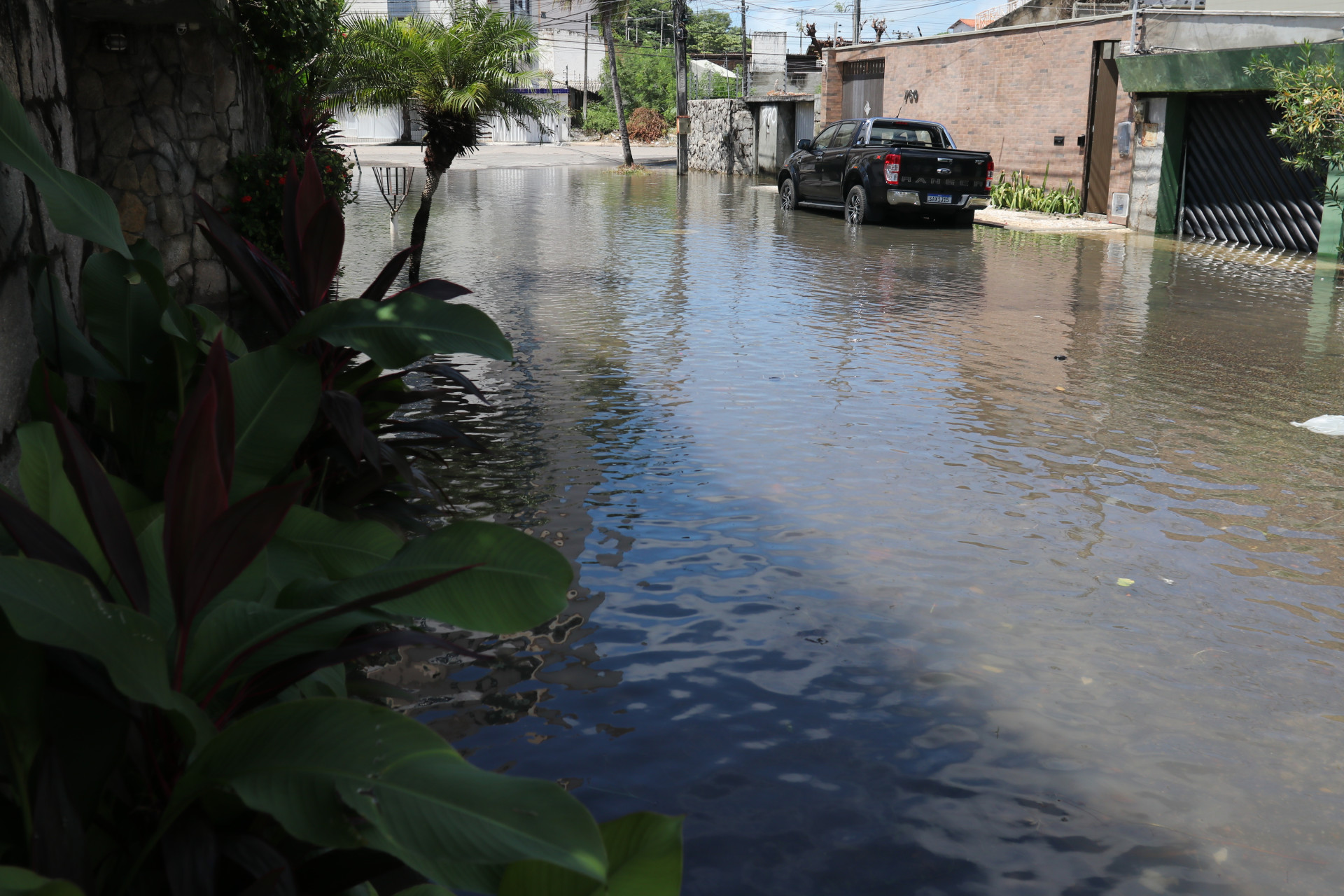 FORTALEZA, CEARÁ, BRASIL,13.05.2024: Rua Alfeu Aboim ficou alagada. Papicu (Foto: FÁBIO LIMA)