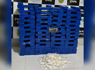 No veículo, foram encontrados 150 kg de maconha, distribuídos em 197 tabletes, e 450 gramas de pó análogo à cocaína, em 992 papelotes 