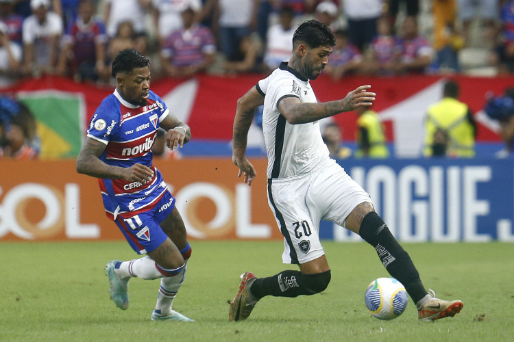 Atacante Marinho e zagueiro Barboza disputam lance no jogo Fortaleza x Botafogo, no Castelão, pelo Campeonato Brasileiro Série A 2024