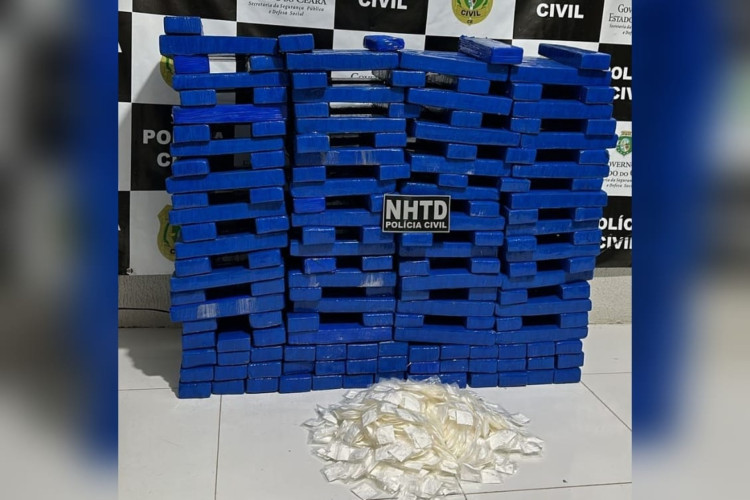 No veículo, foram encontrados 150 kg de maconha, distribuídos em 197 tabletes, e 450 gramas de pó análogo à cocaína, em 992 papelotes