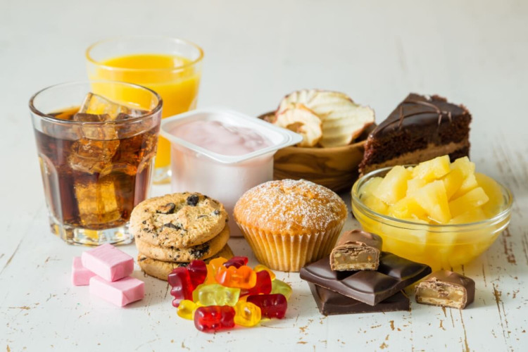 O consumo excessivo de açúcar resulta em inflamação e resistência à insulina, prejudicando a recuperação muscular e a síntese de proteínas (Imagem: Oleksandra Naumenko | Shutterstock) - Portal EdiCase