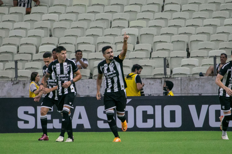 CE - BRASILEIRO B 2024, CEARÁ x AMAZONAS - ESPORTES - CE - FORTALEZA - 15/05/2024 - BRASILEIRO B 2024, CEARÁ X AMAZONAS - Ramon jogador do Ceará comemora seu gol com  jogador da sua equipe durante partida contra o Amazonas no estádio Arena Castelão pelo campeonato Brasileiro B 2024. 15/05/2024 - Foto: BAGGIO RODRIGUES/AGIF - AGÊNCIA DE FOTOGRAFIA/AGIF - AGÊNCIA DE FOTOGRAFIA/ESTADÃO CONTEÚDO