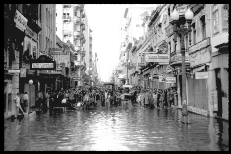 Diversas pessoas ficaram desabrigadas durante a enchente de 1941, no Rio Grande do Sul