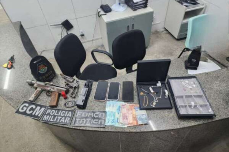 Além da prisão do suspeito, os policiais militares apreenderam duas armas de fogo e joias avaliadas em R$ 500 mil