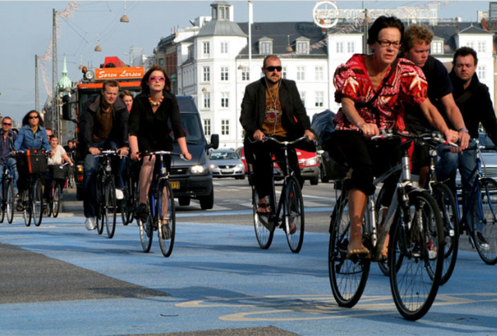 A capital do país disputa informalmente com Amsterdam, na Holanda, um título de 'capital mundial da bicicleta'. Nos dois países as pessoas usam a bicicleta como frequente meio de transporte.