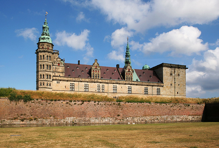 O Castelo de Kronborg é o mais famoso do país. Declarado Patrimônio Cultural da Humanidade pela Unesco, foi cenário de Hamlet, de Shakespeare. Daí o apelido de Castelo de Hamlet.
