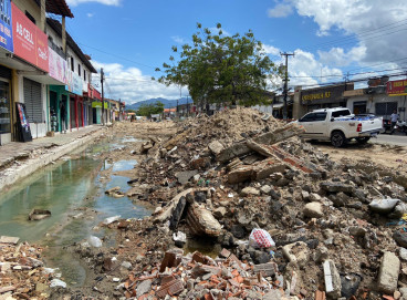 Avenida VII, no bairro Jereissati, em Maracanaú, apresenta acúmulo de lixo, entulho e poças de água  