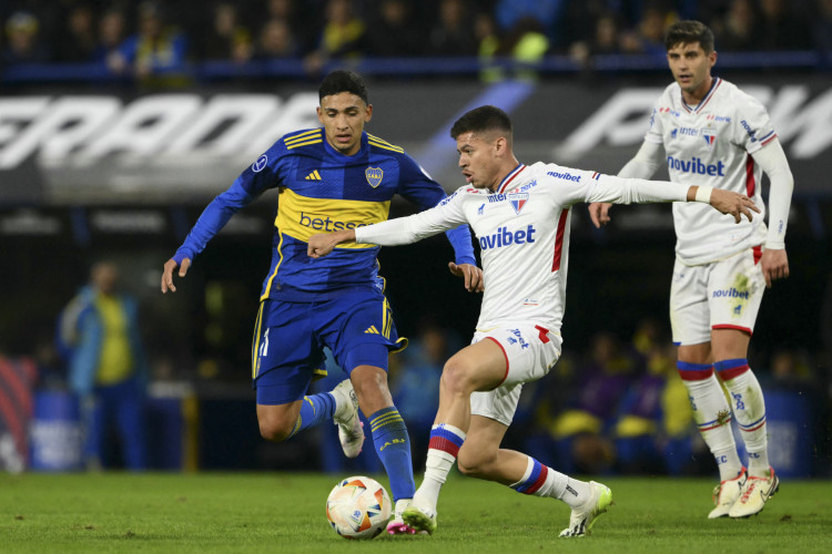 Ezequiel Fernandez e Matheus Rossetto disputam lance no jogo Boca Juniors x Fortaleza, em La Bombonera, pela Copa Sul-Americana 2024