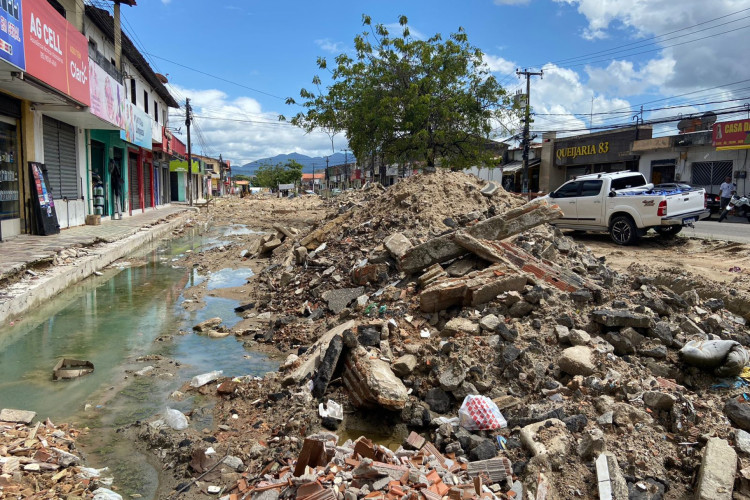 Avenida VII, no bairro Jereissati, em Maracanaú, apresenta acúmulo de lixo, entulho e poças de água 