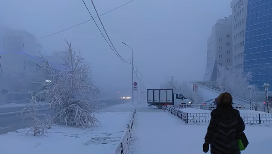 As cidades de Oymyakon e Yakutsk (foto), na Rússia, são as mais geladas (com habitantes) do planeta. Na primeira semana de maio de 2024, em plena primavera, a mínima chega a oito graus negativos. Então, quando chega o inverno, em dezembro, a coisa fica fe