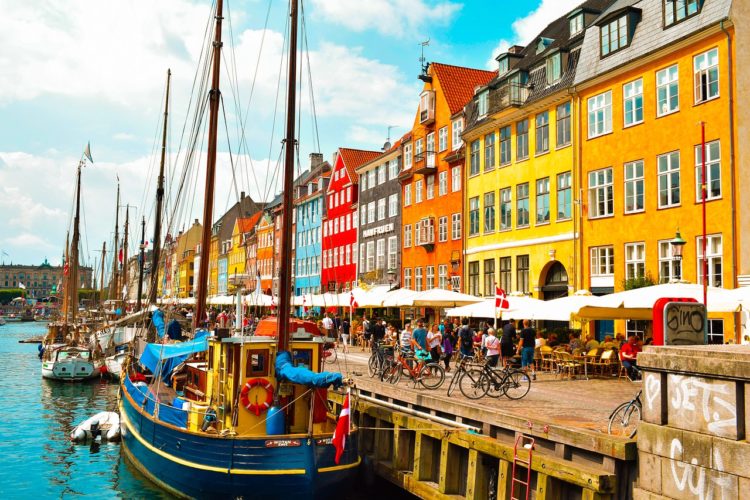 Recentemente, o Estadão publicou reportagem mostrando que Copenhague tem estacionamentos para bikes nas estações de metrô e de ônibus, além de semáforos sincronizados para que os ciclistas circulem em horário de pico sem paradas e a uma velocidade média d