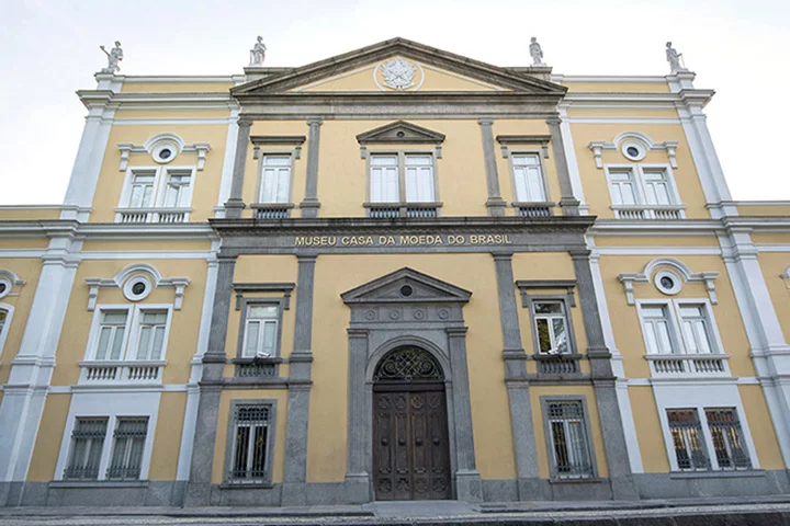 Na mesma praça da República, fica o Museu da Casa da Moeda, um outro prédio tombado pelo IPhan onde os visitantes conhecem a história da evolução do dinheiro no Brasil.