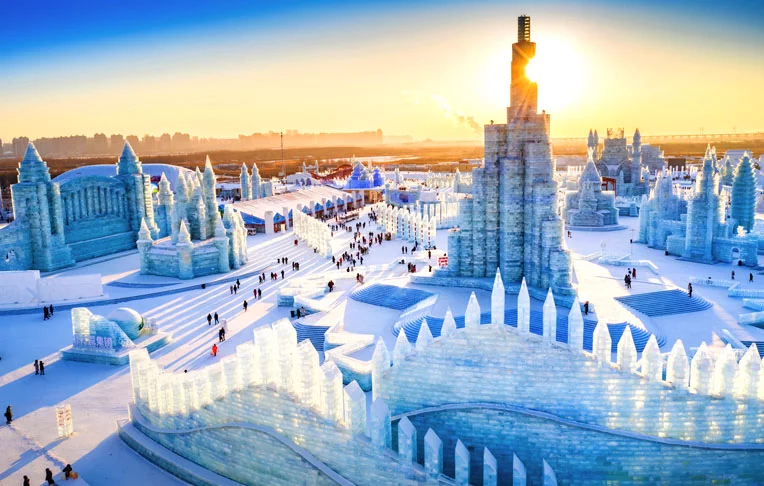 Harbin (China) - É a província mais ao norte da China. Fica a 149m de altitude, numa área de 53 mil km2, a 1.200km da capital Pequim. Mantém uma atração turística ( Parque da Ilha do Sol), onde esculturas de gelo ficam expostas durante o ano inteiro. Tem 