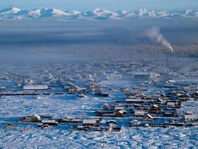 Oymyakon, no leste da Sibéria, registrou em 1924 a mais baixa temperatura numa área habitada: - 71,2ºC. A média no inverno é de -45ºC. E no restante do ano, a média fica em -14,2ºC. 