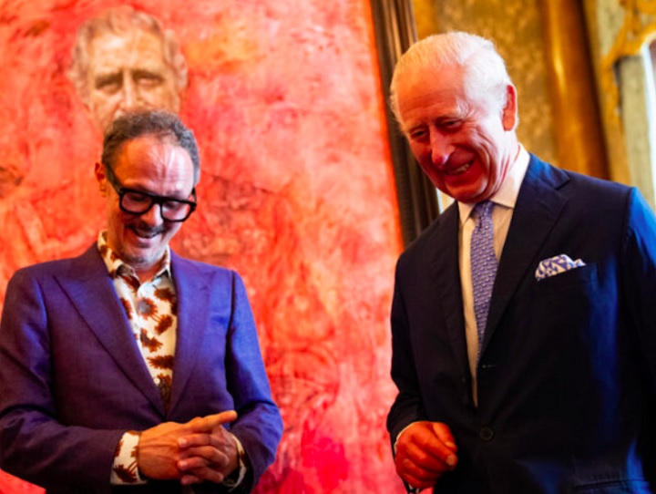 Em uma entrevista à BBC, o artista disse que tanto a rainha Camilla quanto o rei ficaram satisfeitos com o resultado do retrato, apesar de Charles ter ficado levemente surpreso com a cor forte.