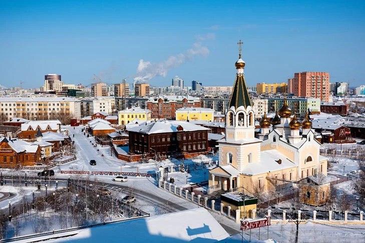 Yakutsk é a maior cidade do mundo construída sobre um permafrost - solo típico do Ártico que fica permanentemente congelado. Tem 122 km², numa área remota, a 675 km de Verkhoyansk e 8.200 km da capital Moscou. Tem 282 mil habitantes. 
