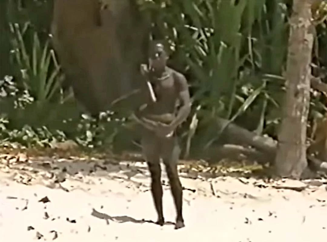 Os habitantes da ilha plantam para subsistência, caçam e fabricam de forma artesanal material para uso cotidiano e armas (arco e flecha). 