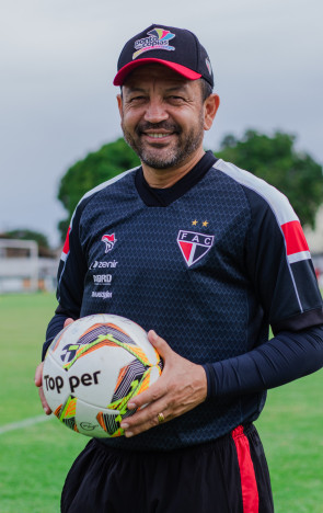 Paulinho Kobayashi, técnico do Ferroviário: paixão pelo futebol começo na adolescência (Foto: FERNANDA BARROS)