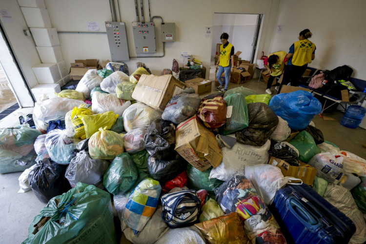 Triagem e embarque  de alimentos doados para desabrigados do Rio Grande do Sul no Aeroporto Pinto Martins  (Fco Fontenele/O POVO)