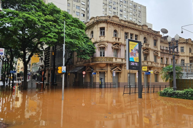 A sede do jornal Correio do Povo, na rua Caldas Júnior, centro histórico de Porto Alegre foi inundada pelas fortes chuvas que atingiram o RS